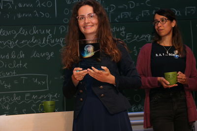 portrait photo of Charlotte Lotze after winning the TUD Science Slam. She presents her award.