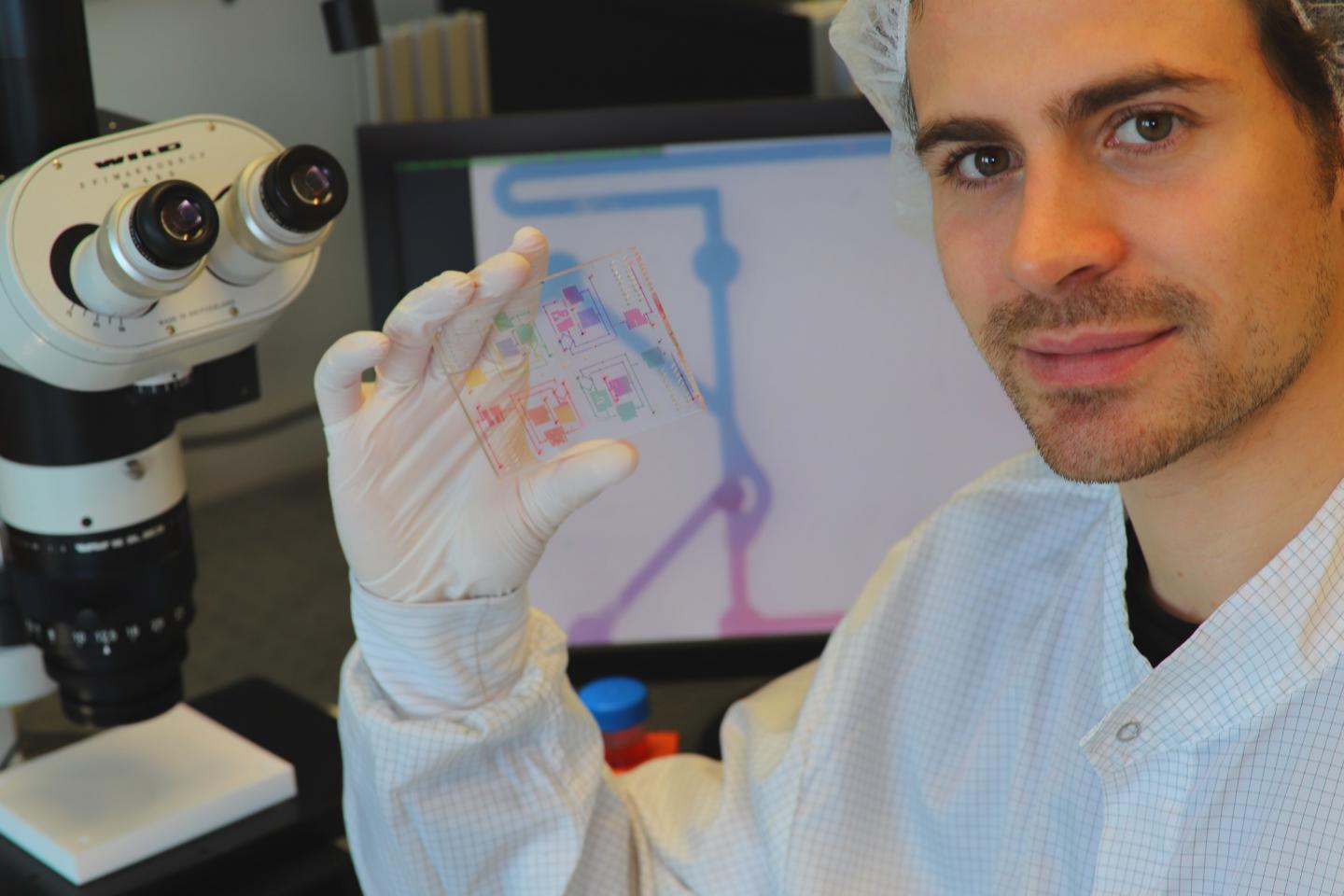 PhD student Anthony Beck presents the chemical chip from TU Dresden